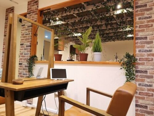 ヘアラウンジ メイドマイデイ(hair lounge Made my day)(神奈川県横浜市神奈川区西神奈川1-15-9 飯田ビル1F)
