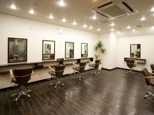 ヘアーサロン ウォーム(Hair Salon WARM)(愛知県名古屋市中区門前町1-60 名古屋スポーツセンタービル1F (スケートリンク1F))