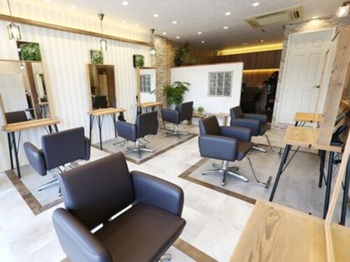 アグ ヘアー ミラ 緑区滝ノ水店(Agu hair mira)(愛知県名古屋市緑区滝ノ水2-202 アーバンハイム滝の水 1階5号室)