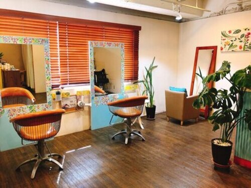 ヘアーアンドビューティー ハナハナ(hana hana)(大阪府大阪市中央区南船場2-10-17南愛ビル2階)